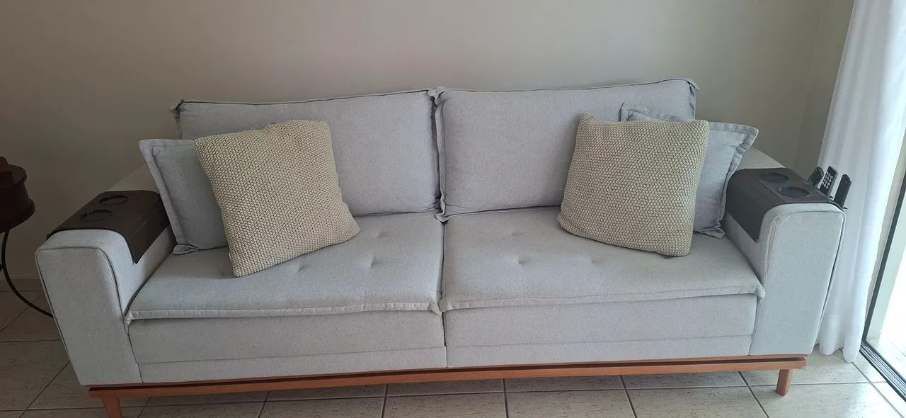 Sofá em linho, cinza claro. Medida: 2,40cm. - Foto 5