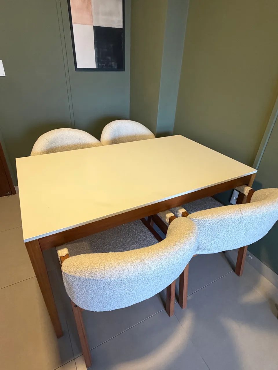Mesa de Jantar Tok&Stok + 4 Cadeiras Estofadas Bouclé - R$ 2.300 - Foto 3