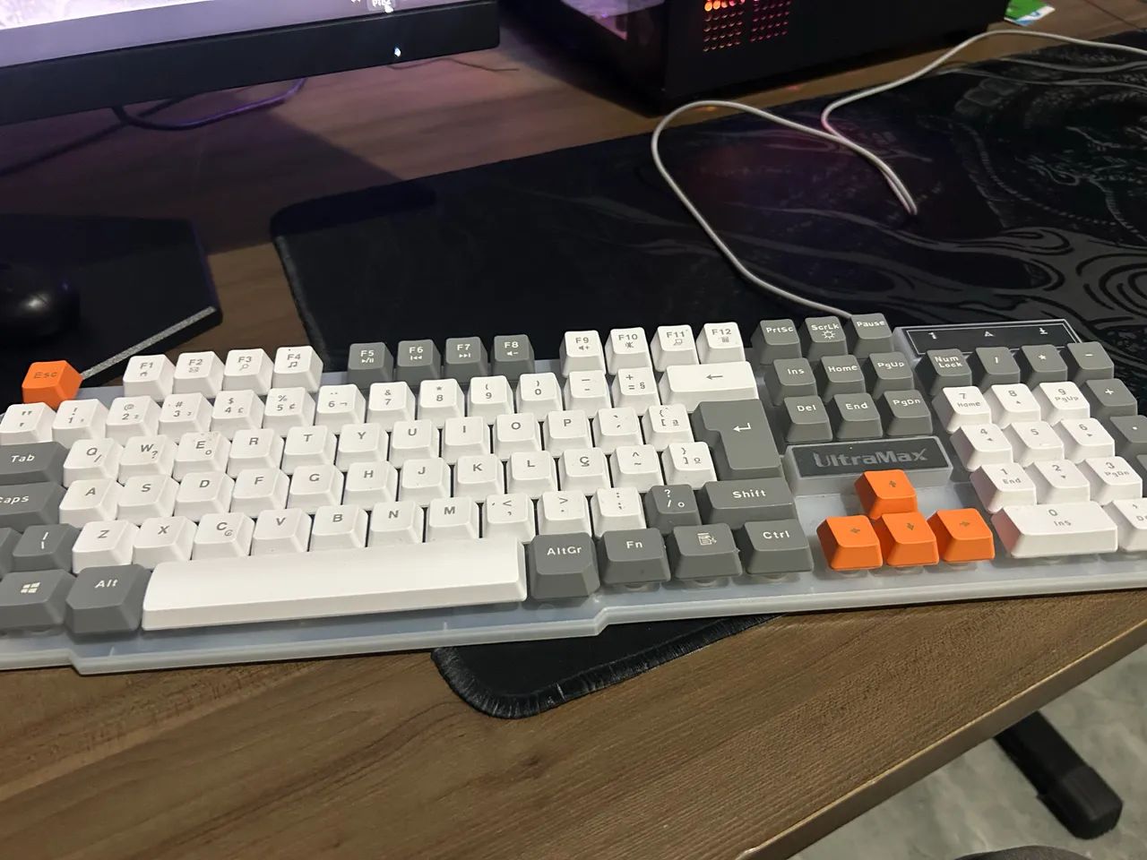 Vendo teclado 100% usado, Rgb ótimo para jogar  - Foto 2