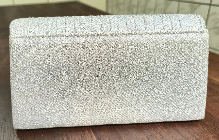 Bolsa de mão prateada brilhante, compacta e elegante - Foto 5