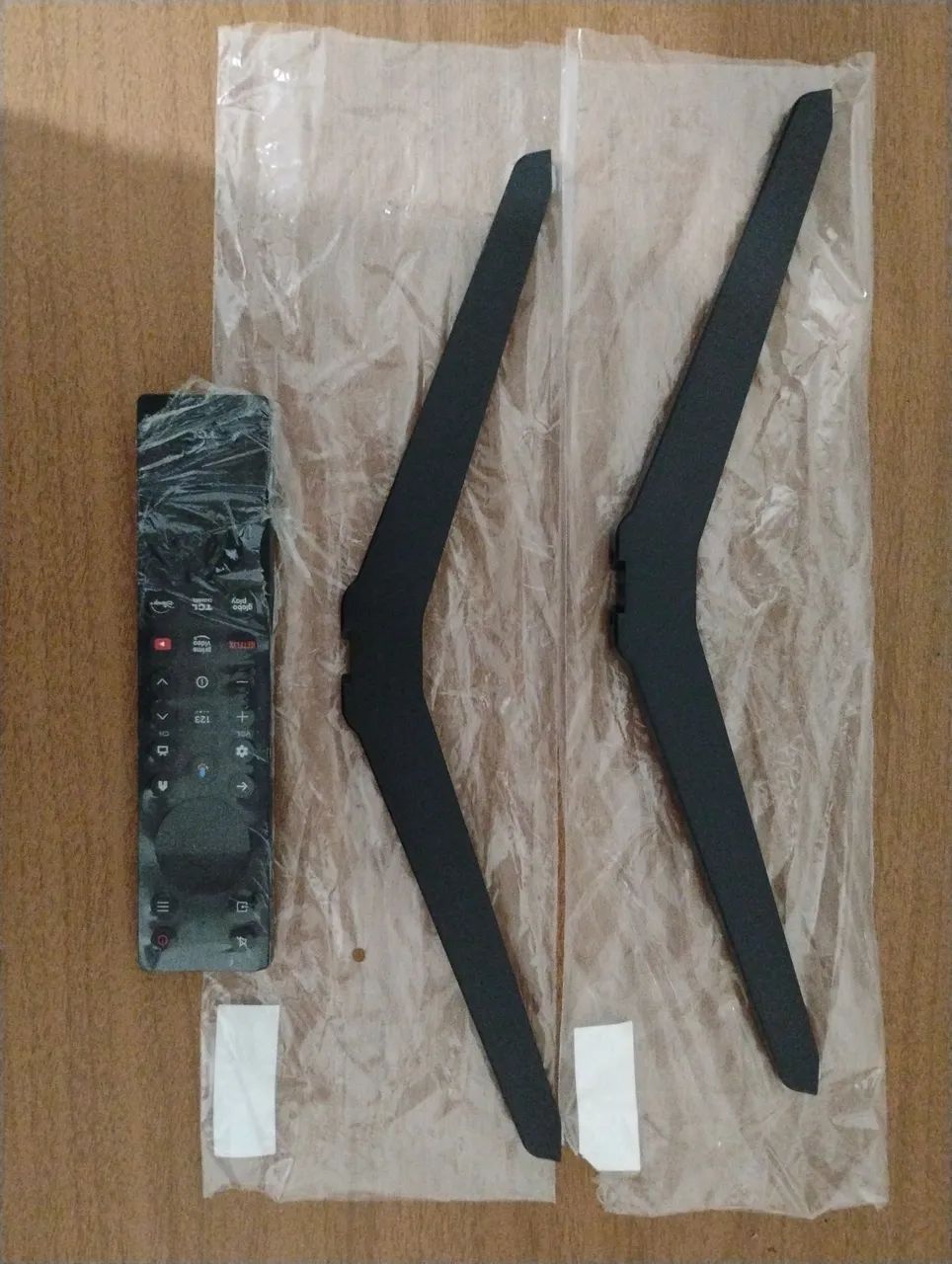 Vende-se  pé da tv tcl 65 polegadas e controle original  - Foto 2