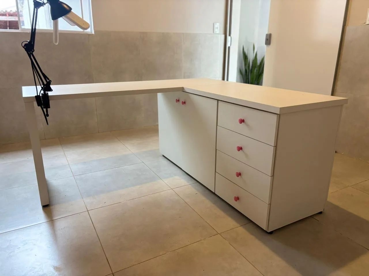 Cadeira slim  Mesa feita por marceneiro usada uma vez  Iluminaria pétala - Foto 5