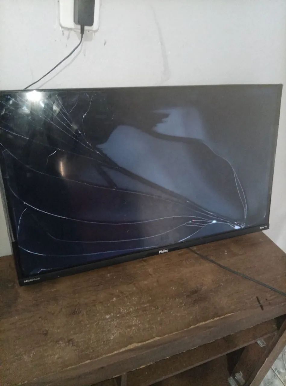 Tv smart 32 polegadas Philco tela quebrada quem quiser pra consertar ou retirada de peças  - Foto 2