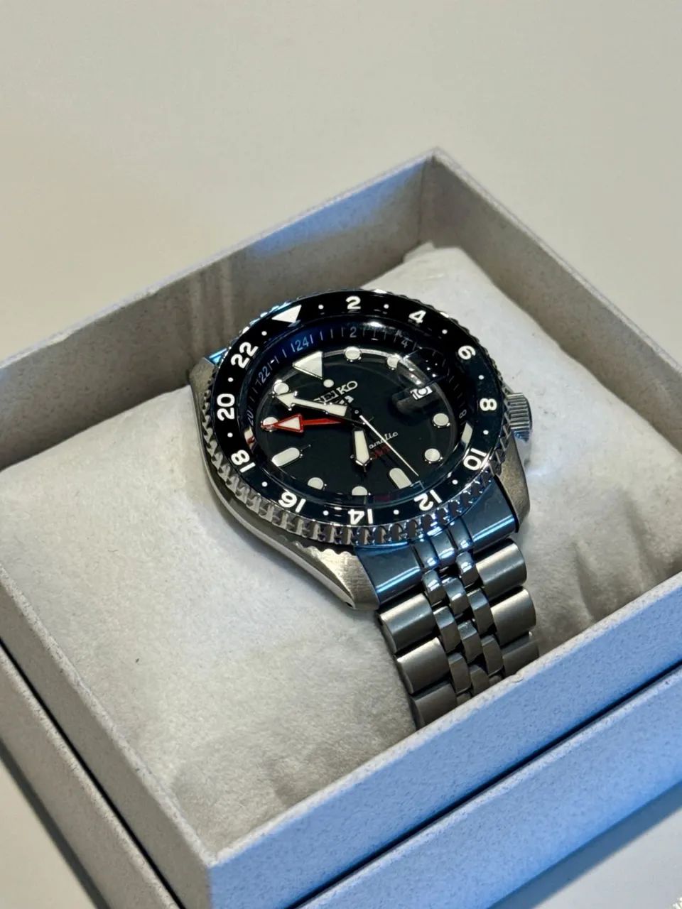 RELÓGIO SEIKO 5 SPORT GMT | BRUCE WAYNE