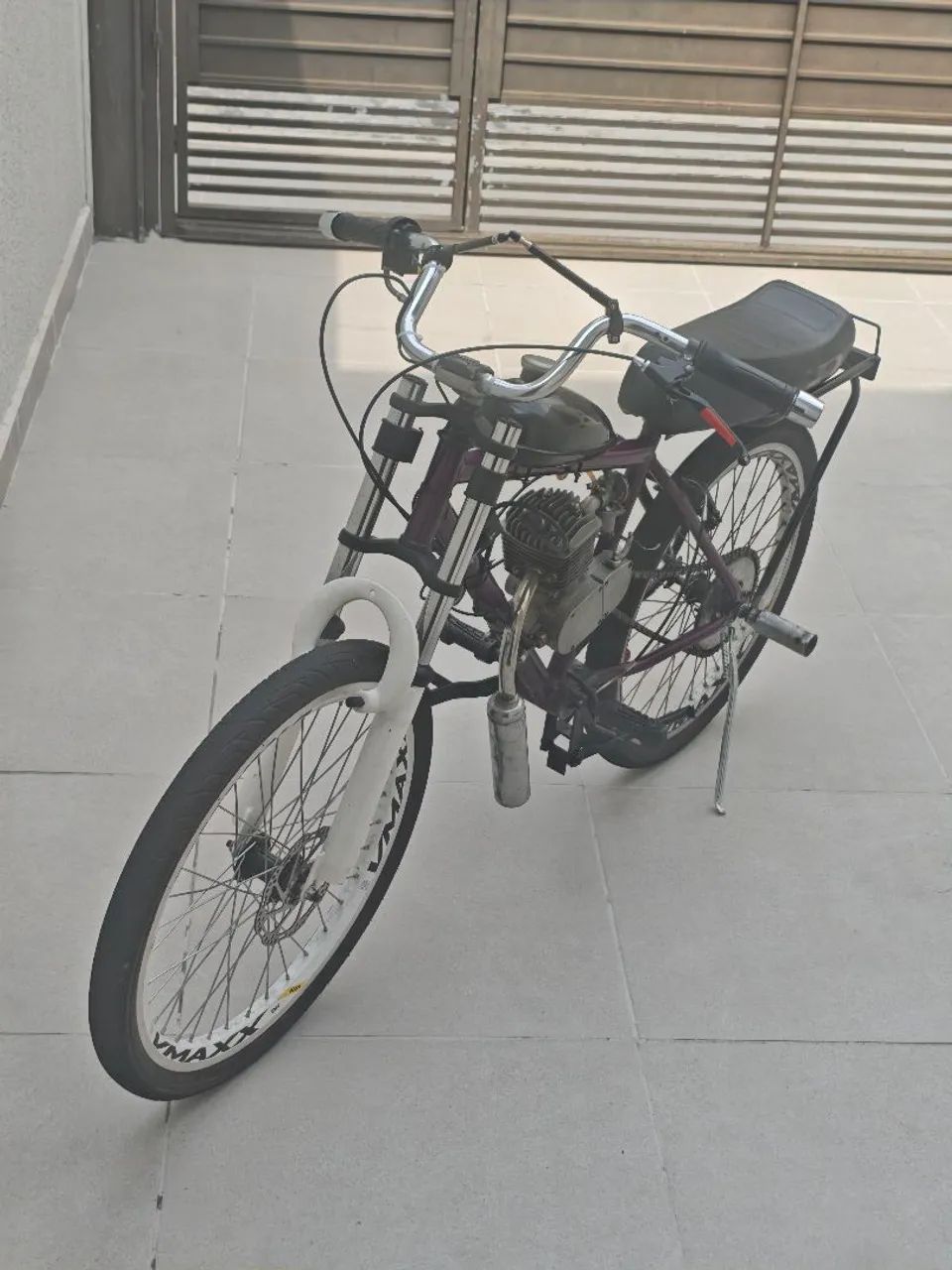 Bicicleta motorizada aro 24 montadinha roxa  - Foto 5
