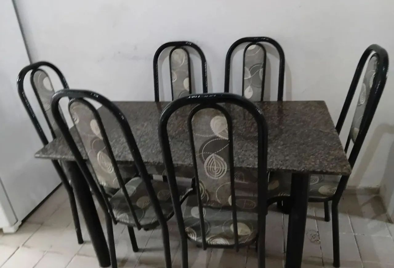 VENDO MESA DE MÁRMORE 6 CADEIRAS 