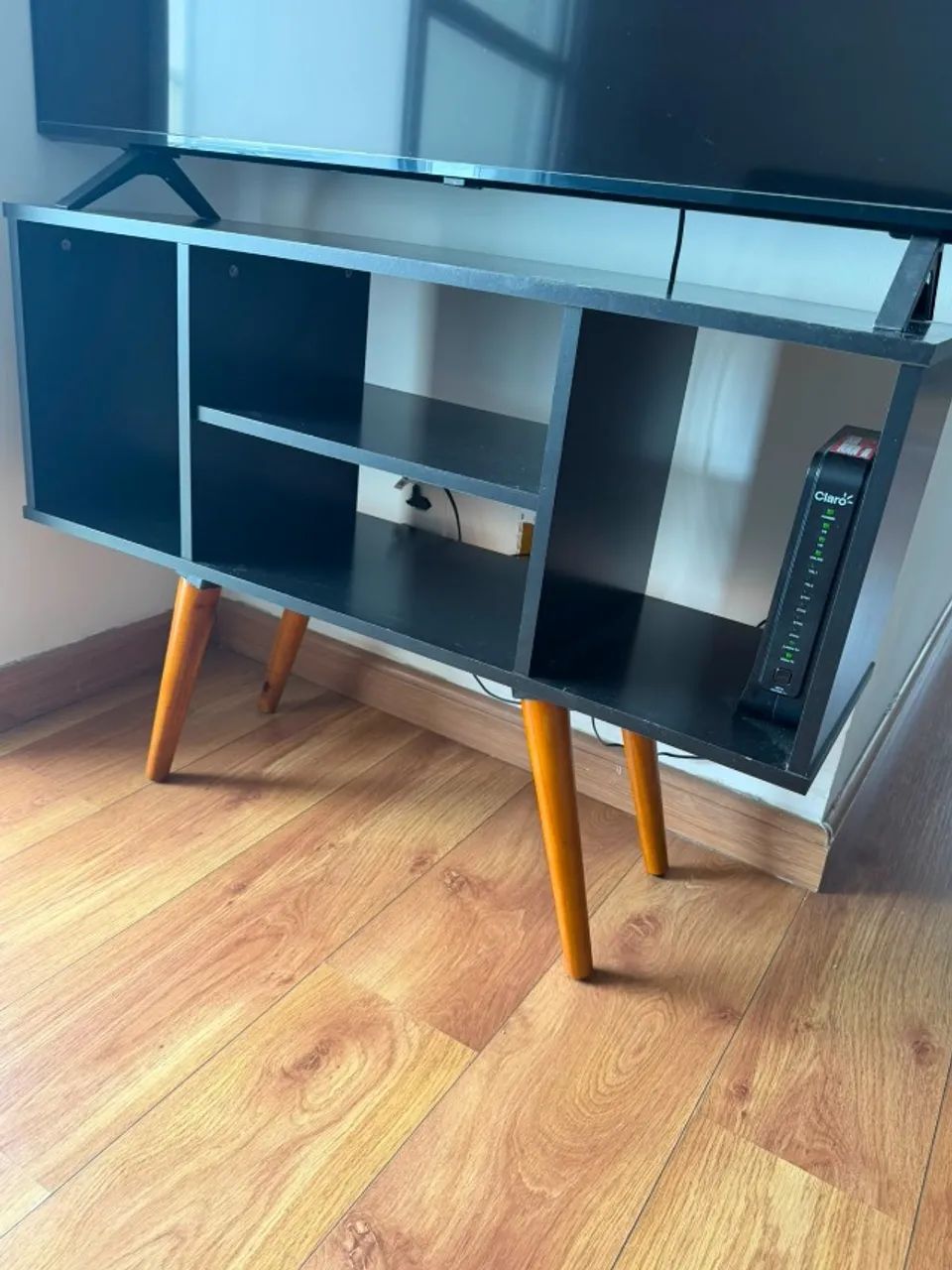 Rack para TV preto com pés de madeira - Foto 3