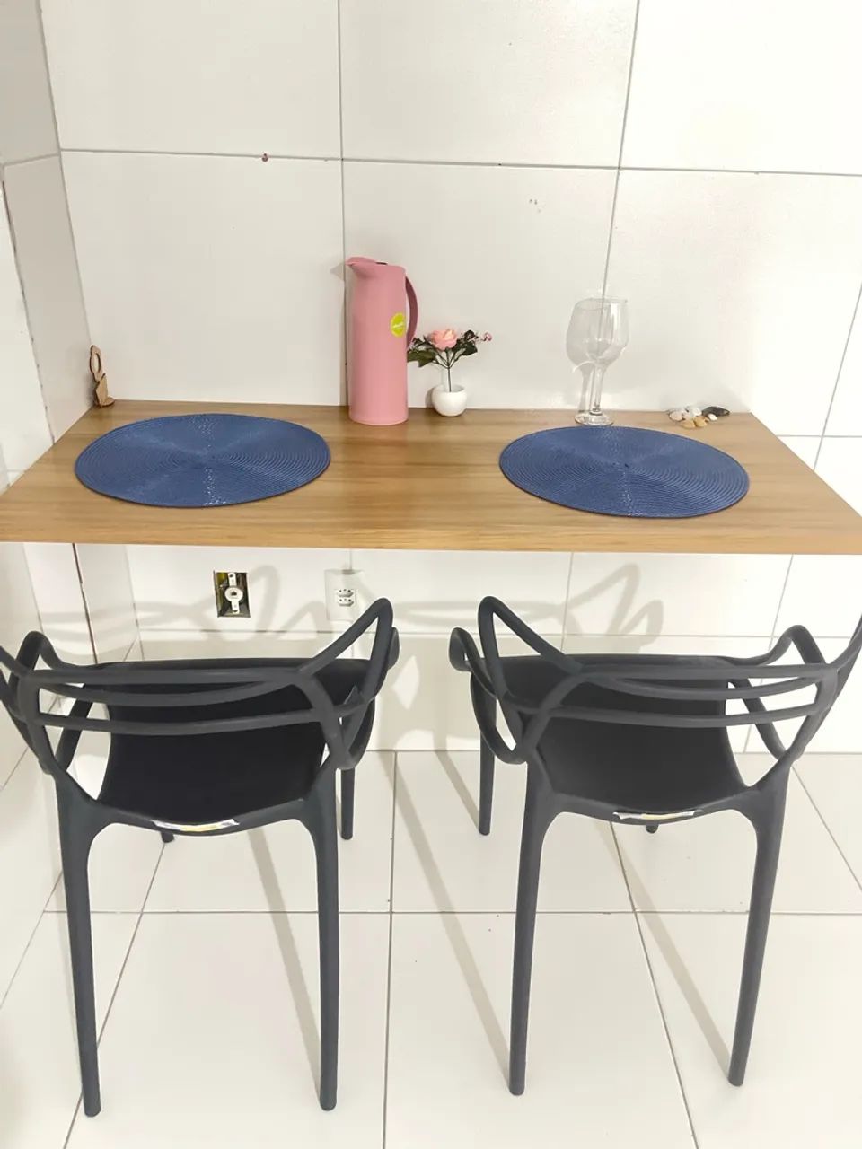 Mesa 1,20 com 2 cadeiras plásticas  - Foto 2