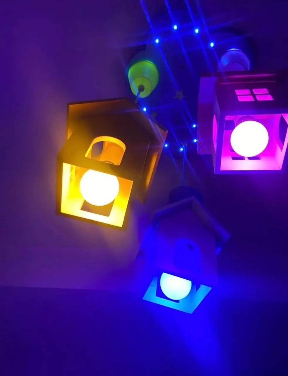 lustre infantil de 3 cores em perfeito estado