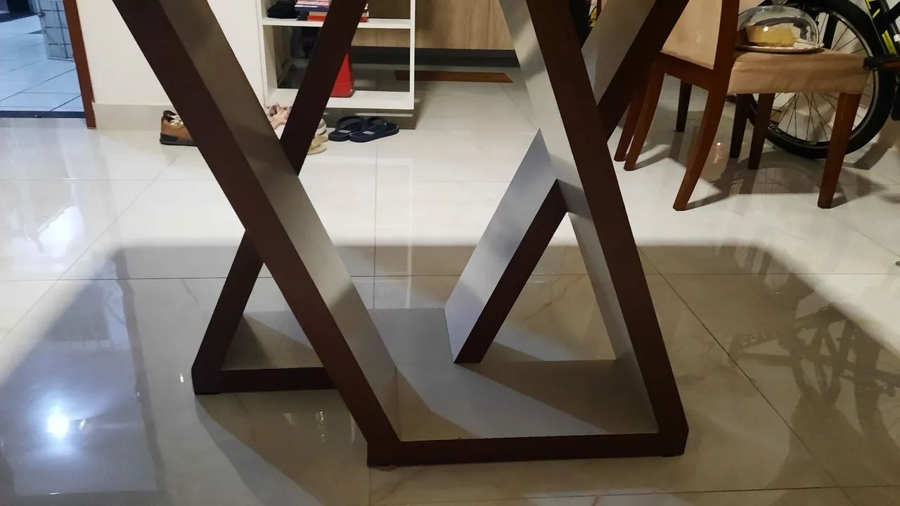 Mesa laqueada, bem robusta e bem consevada - Foto 3