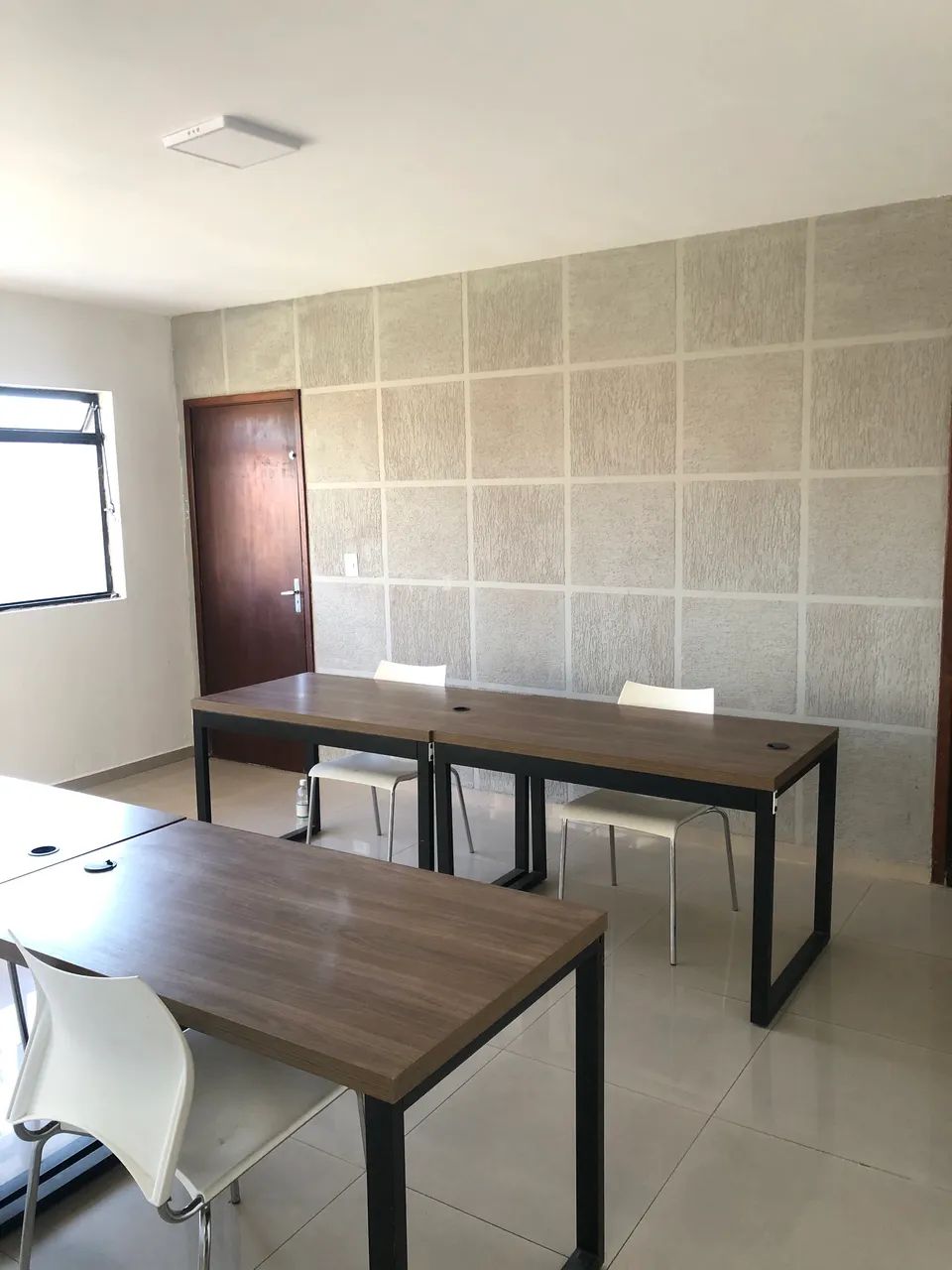 Aluga-se escritório casa comercial semi-mobiliado 