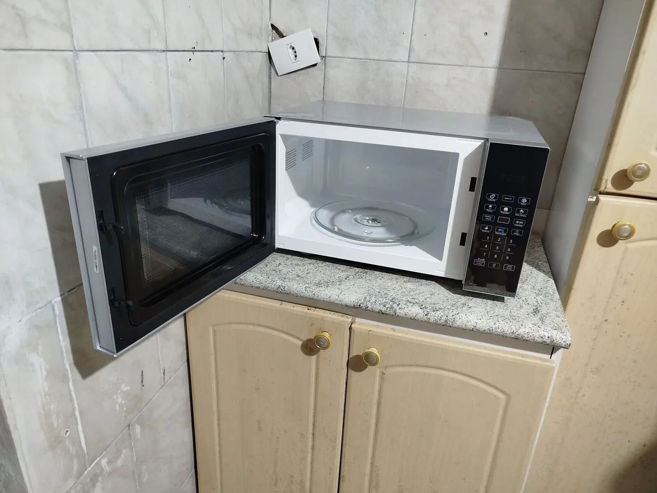 Microondas Philco Espelhado 28L 127v IMPECÁVEL, com pouco tempo de uso, sem observações. - Foto 3