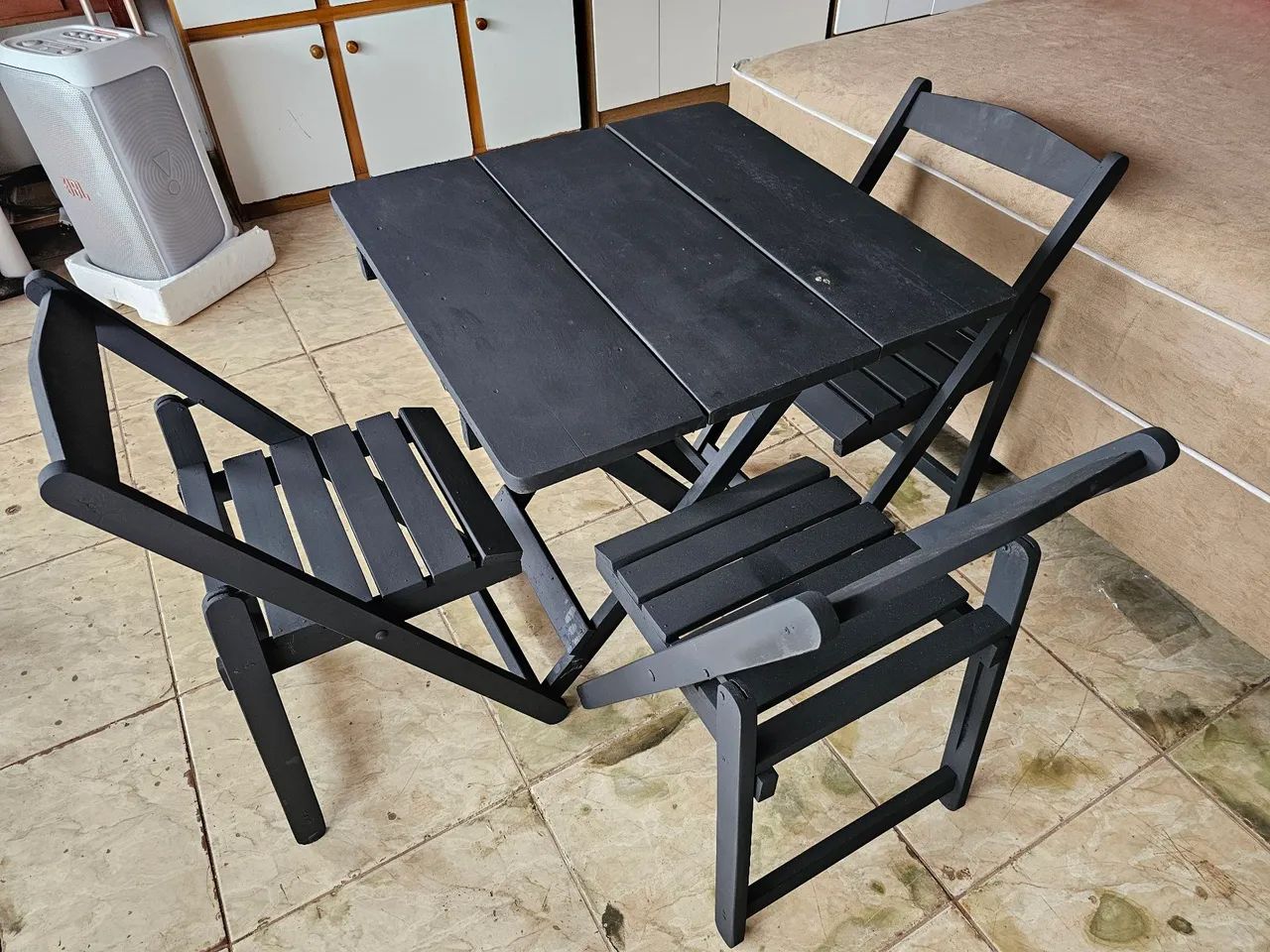 Mesa nova com 3 cadeiras 