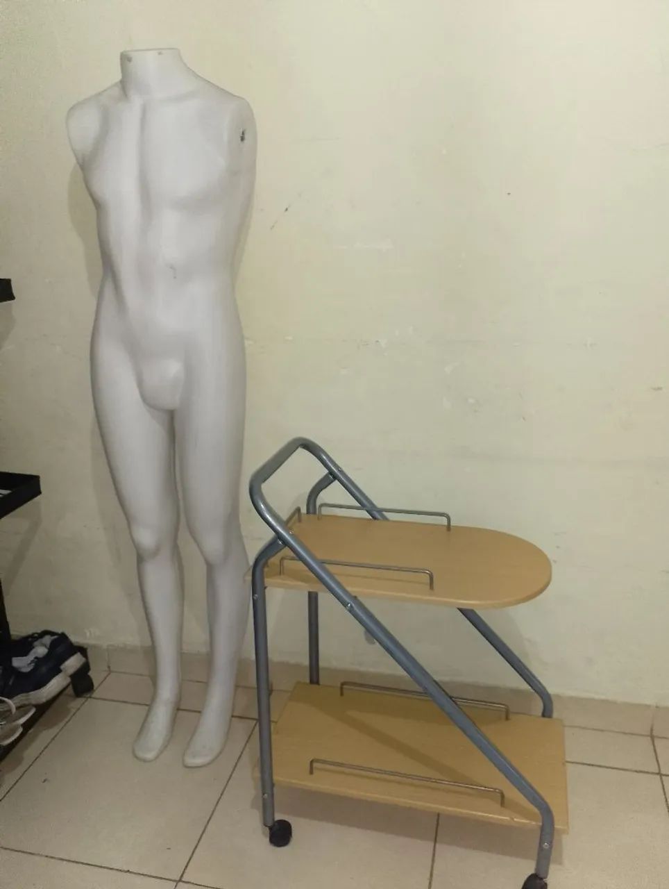 MANEQUIM E MESA EM Z, VENDO SEPARADO  - Foto 4