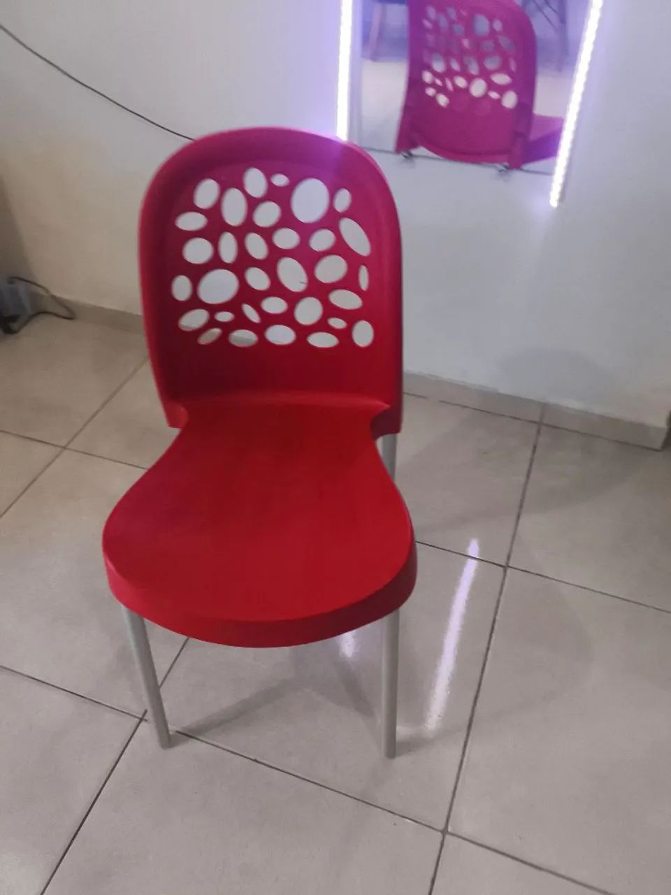Cadeiras vermelha com prata  - Foto 3
