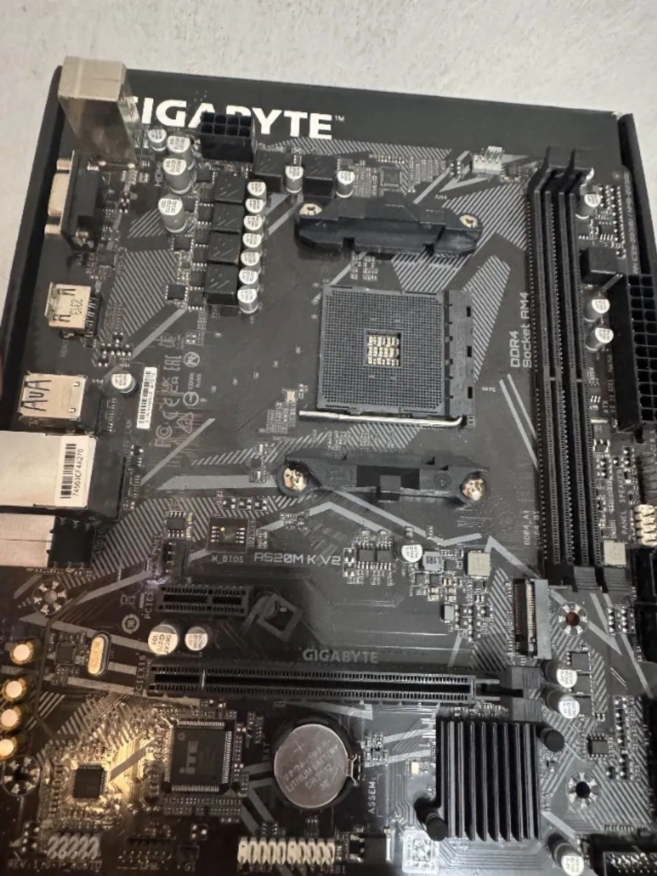 Placa Mãe Gigabyte A520M K V2, Usada - Foto 2
