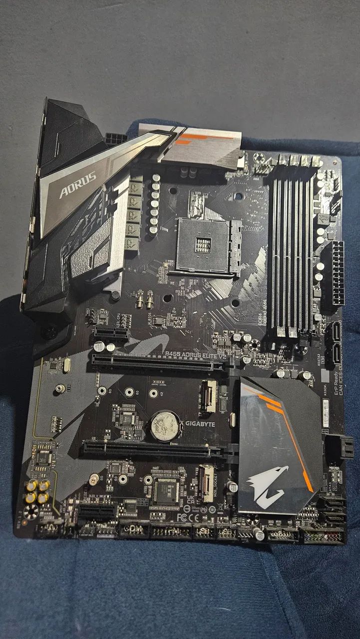 Placa mãe gamer gigabyte B450 Aorus - Foto 2