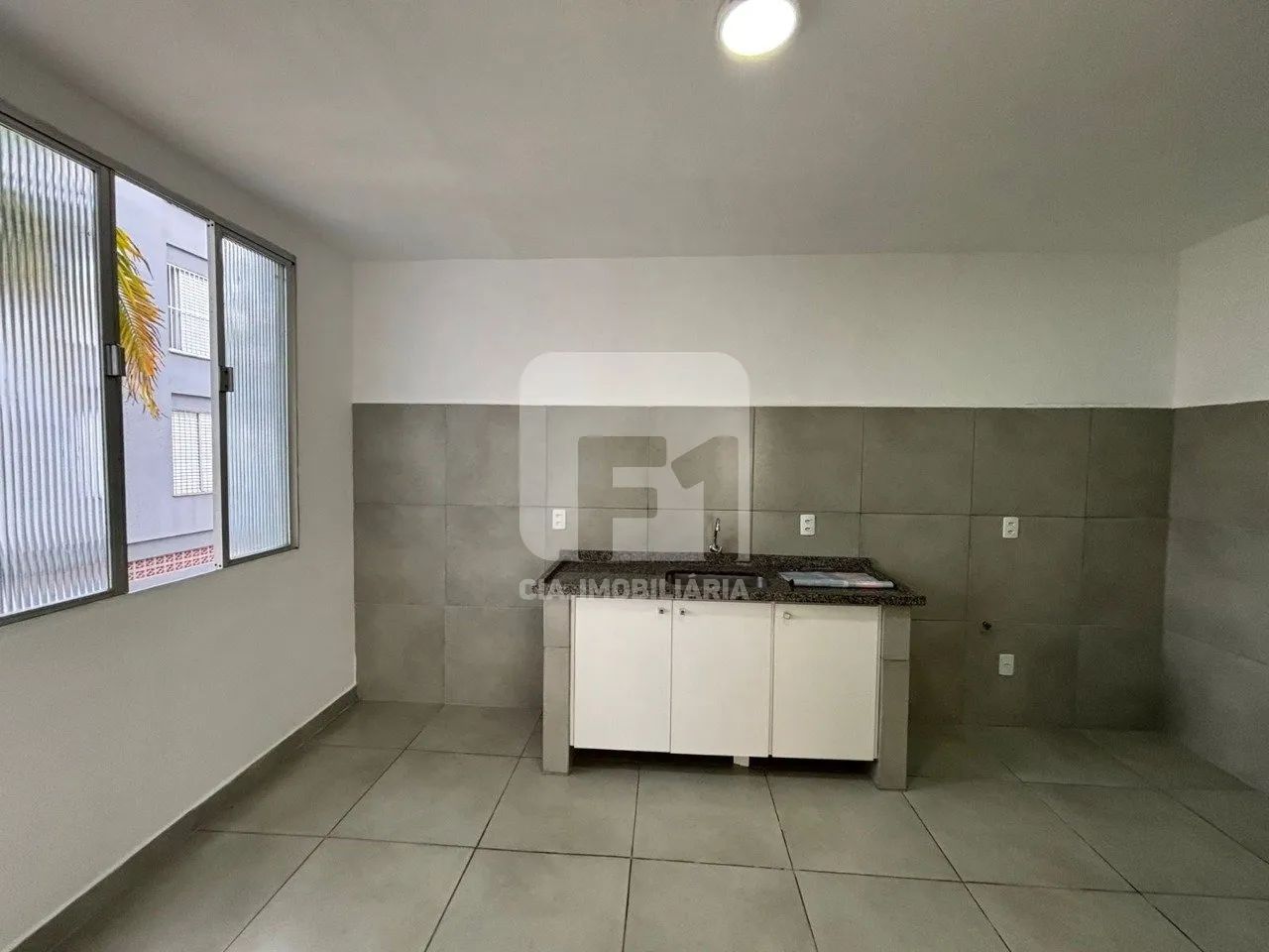 Apto 2 dormitórios reformado próximo a UDESC - Foto 5