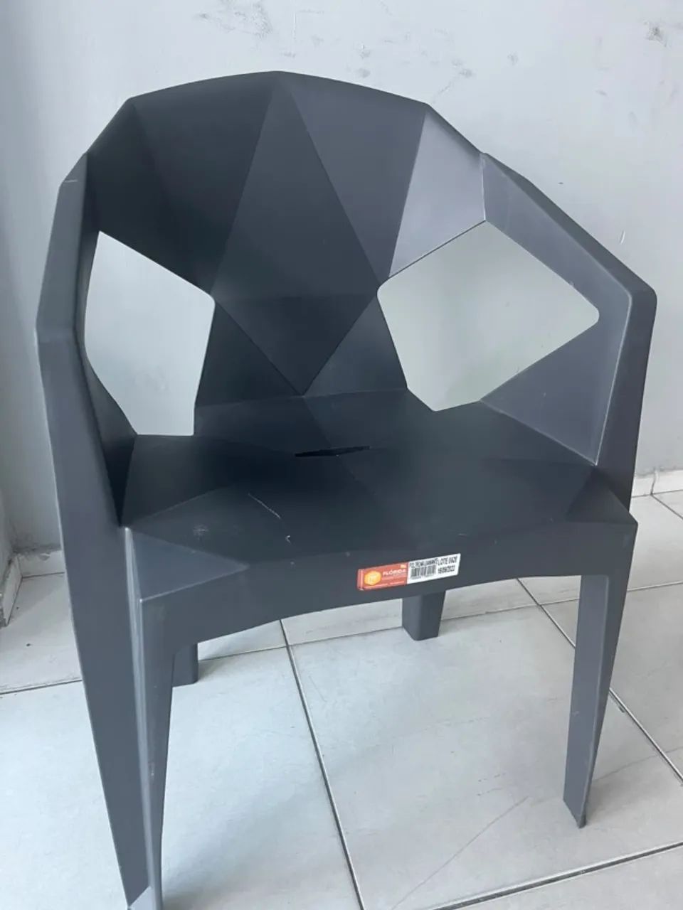 Poltrona plástica grafite com braços