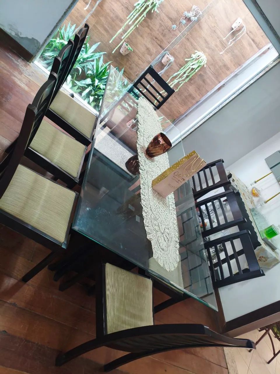 Oportunidade! Conjunto de mesa com cadeiras e aparador 