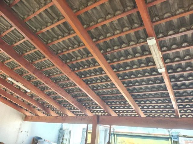 Telhas de cimento, madeiramento e ripamento