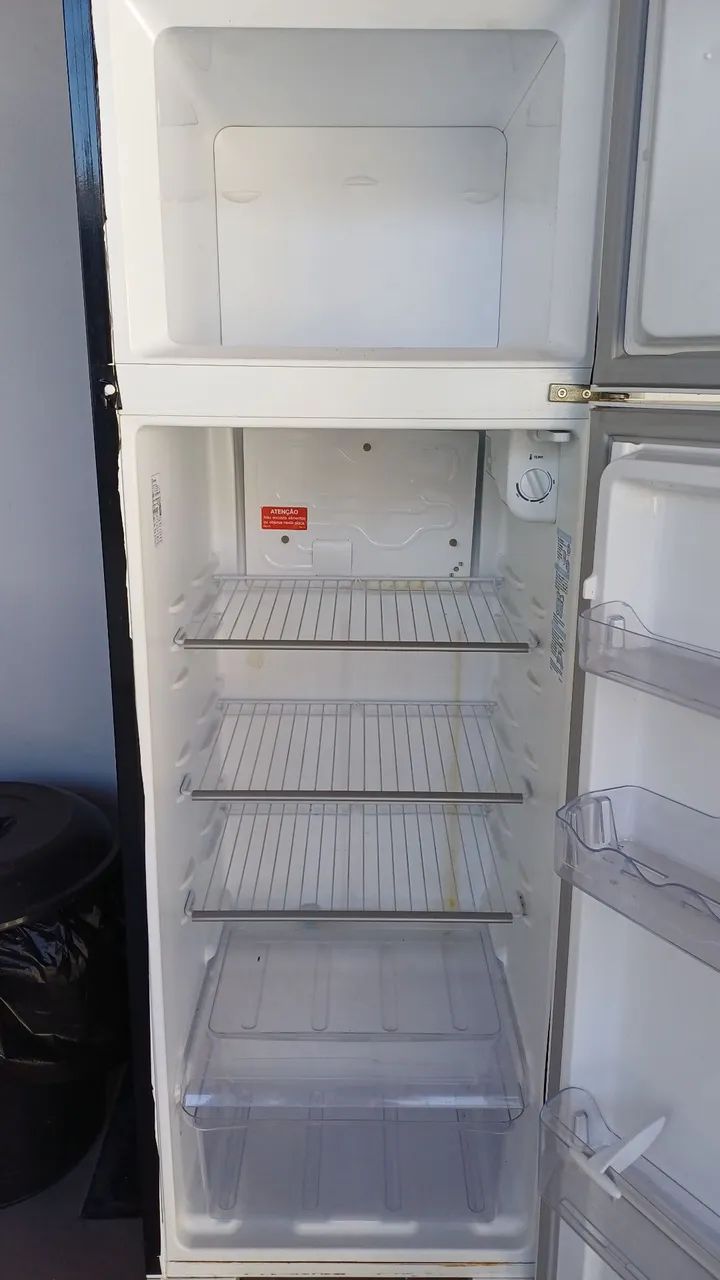 Vendo Geladeira ( motor queimado) - Foto 4