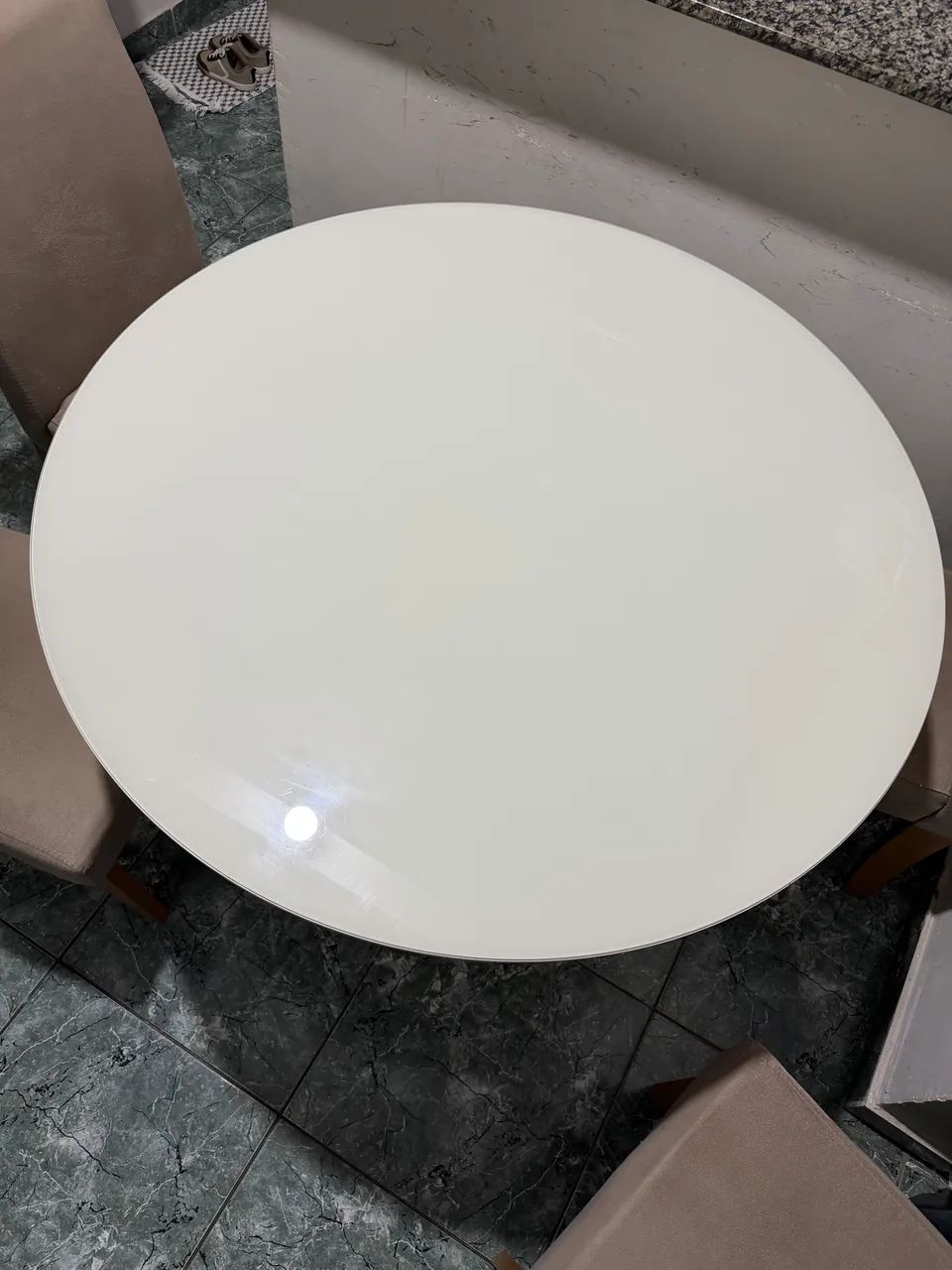 Mesa de jantar redonda com 4 cadeiras 