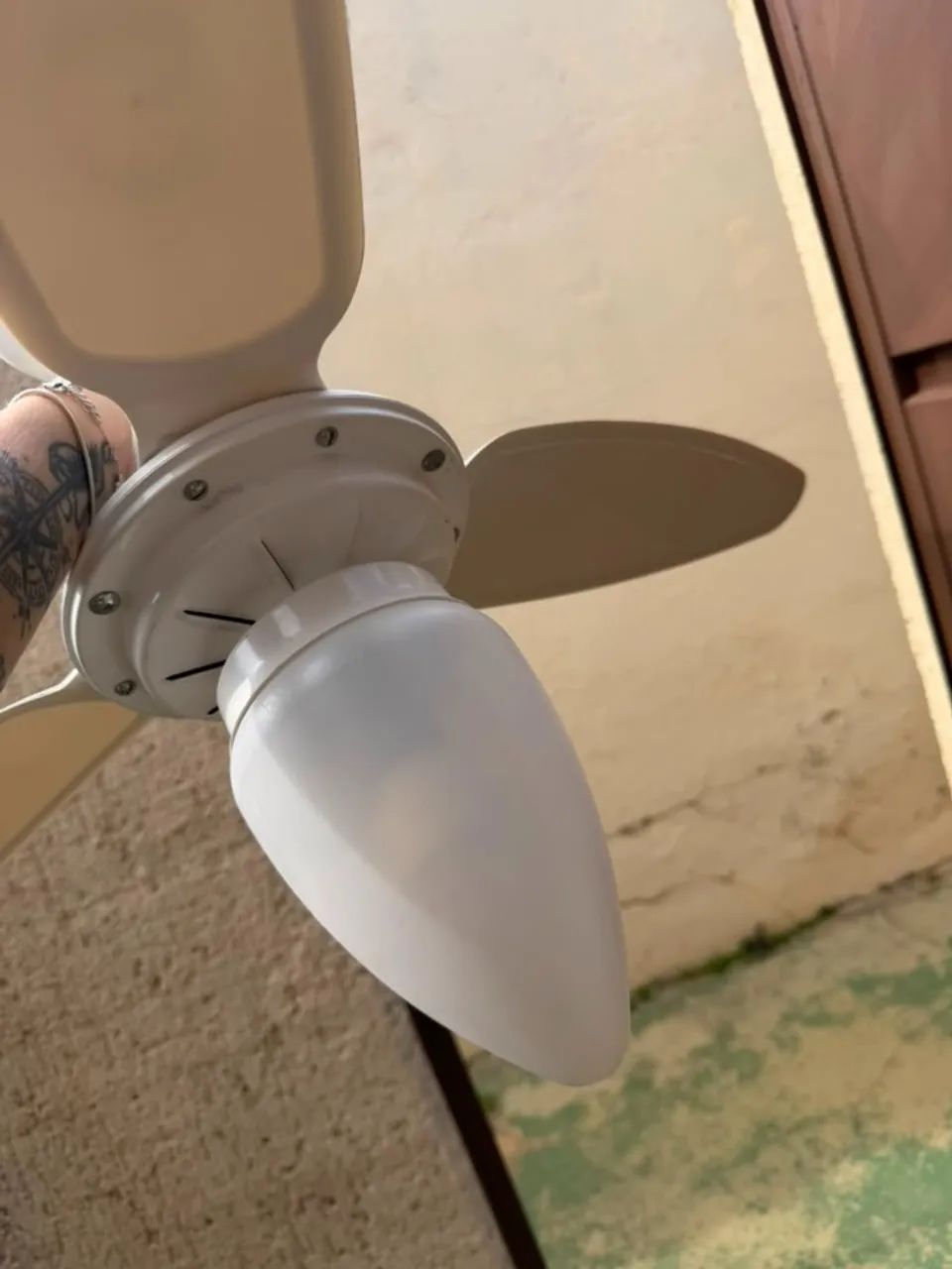 VENTILADOR DE TETO COM LUMINÁRIA - 3 PÁS
