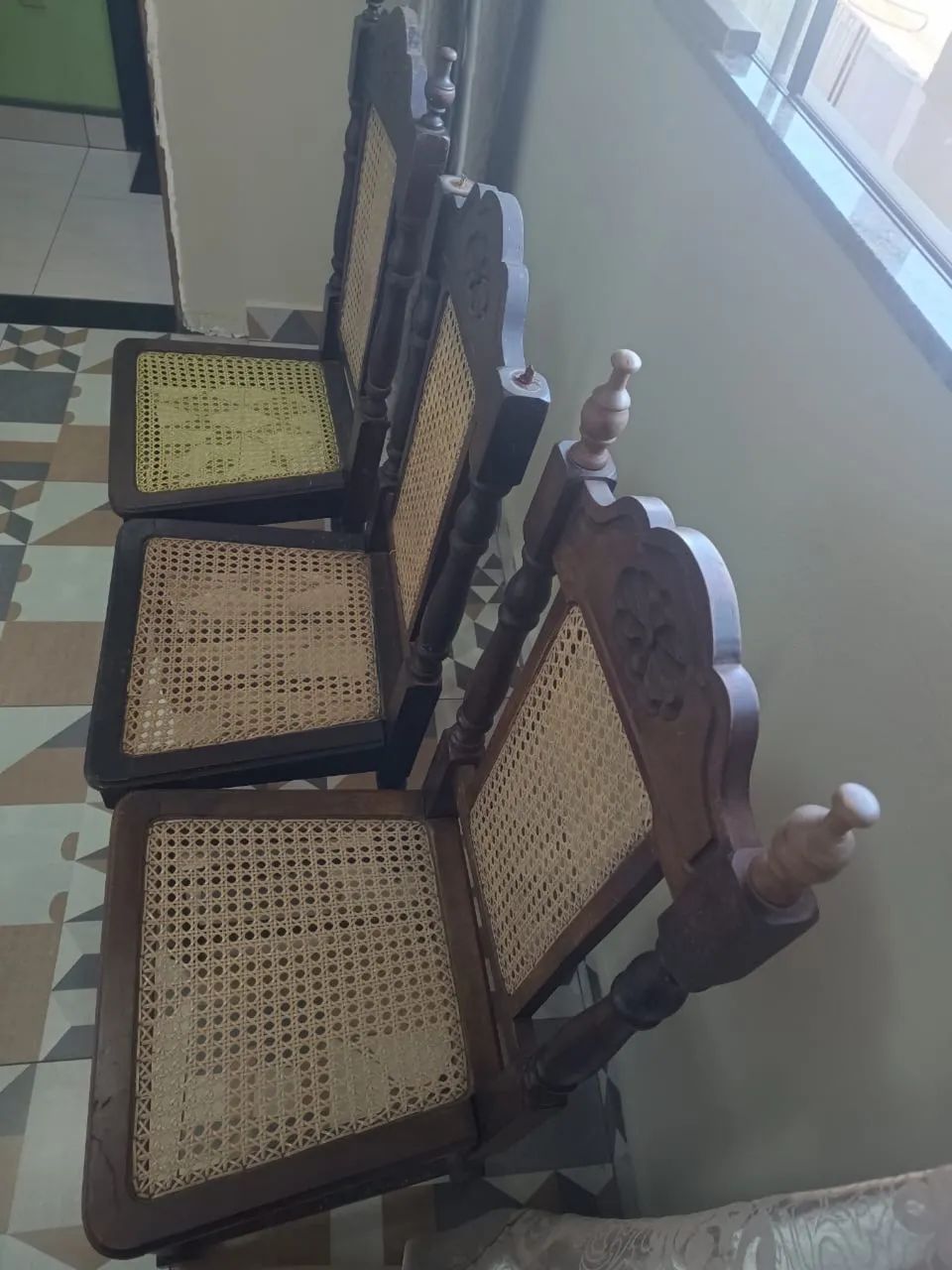 Cadeiras estilo colonial em madeira com palhinha sintética - Foto 3