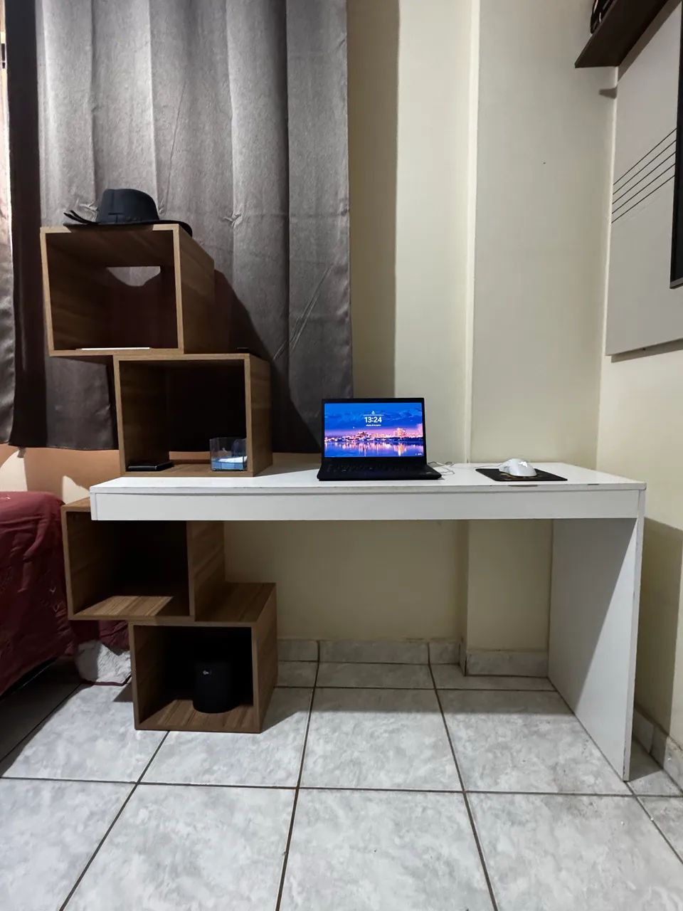 Escrivaninha com nichos