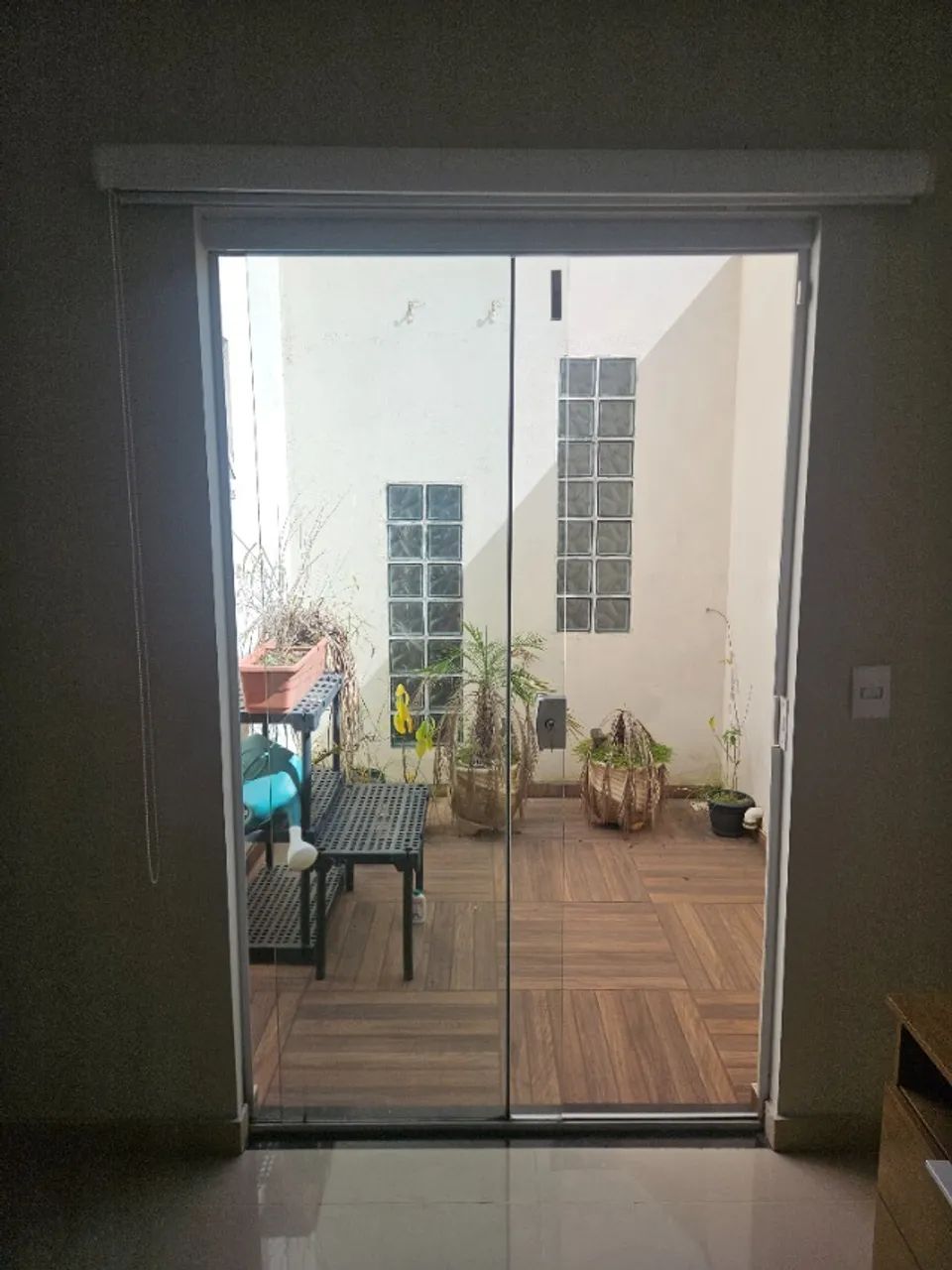 Porta Balcão 2 Folhas de Vidro com Fechadura e Persiana Externa