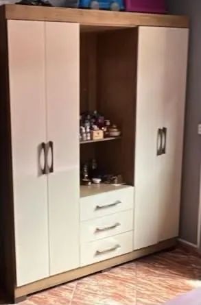 Guarda-roupa bege