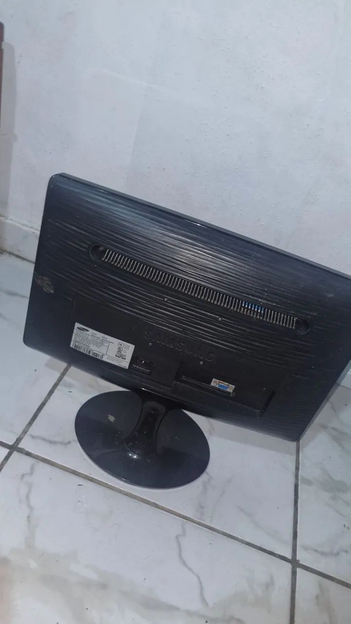 Monitor sansung 19 polegadas (liga porém não dá imagem, peças a retirada)