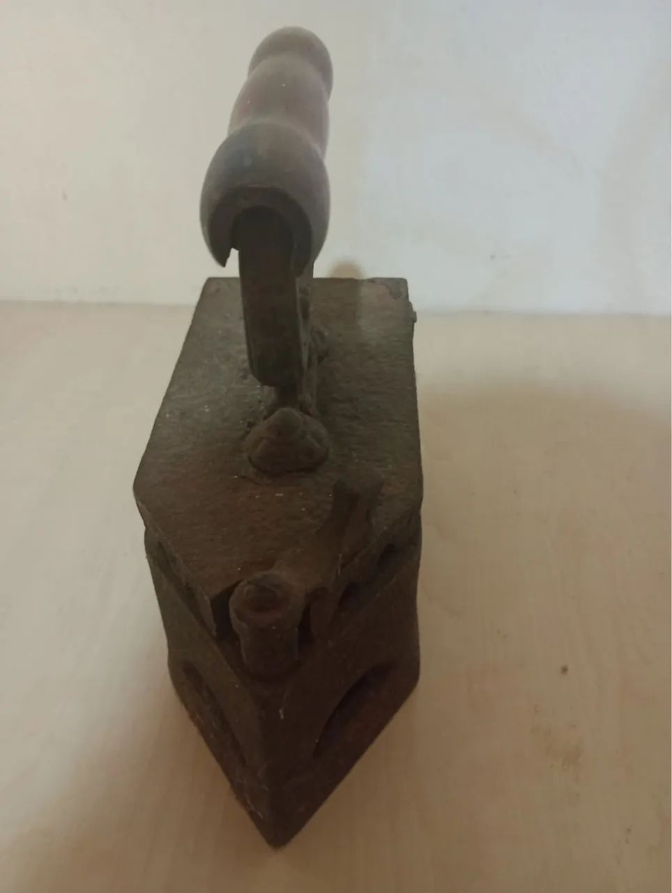 Ferro de passar antigo