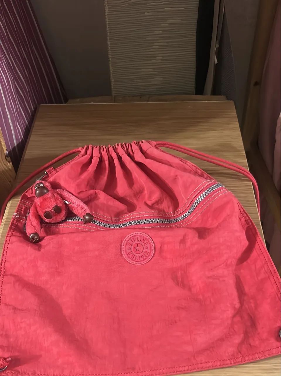 Mochila saco Kipling bem nova acompanha macaquinho  - Foto 3