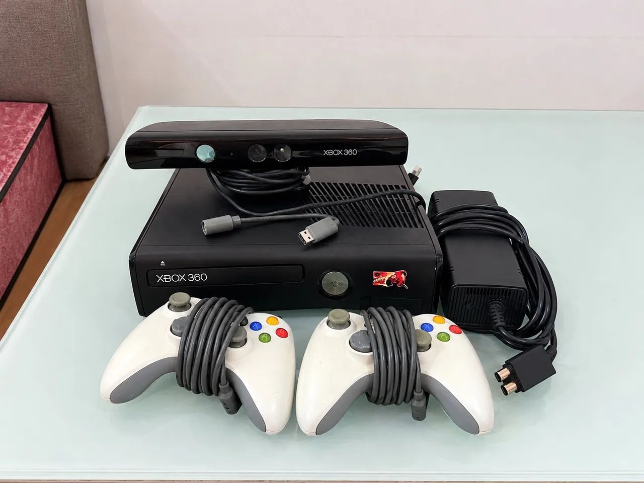 XBOX 360 - com 2 controles e kinect 