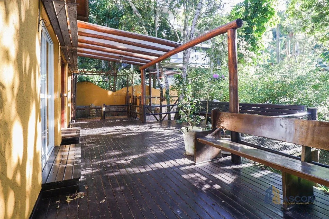 Casa na Lagoa da Conceição 4 Dormitórios, Espaço Gourmet e Charme Natural