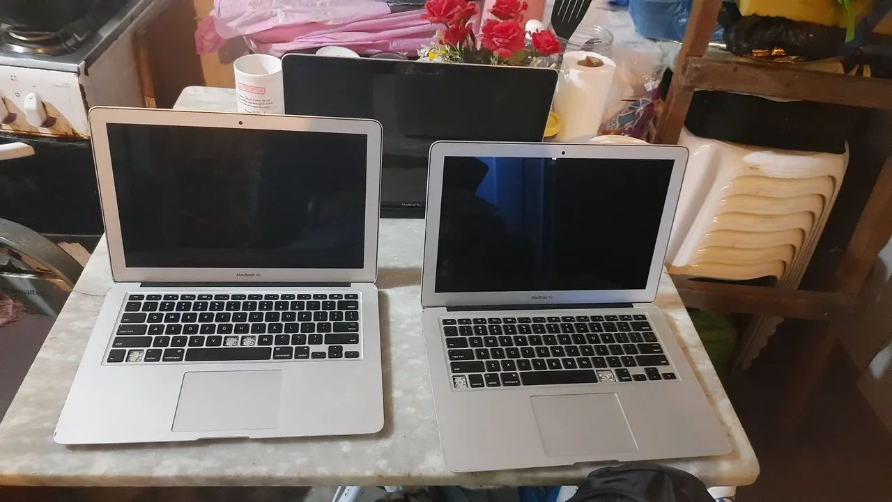 Dois MacBook Air e 1 tela MacBook Pro