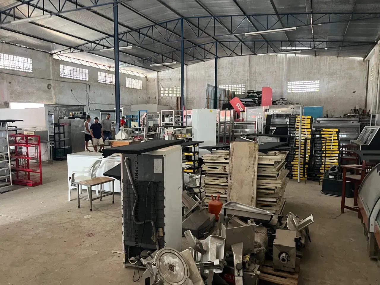 Galpão com 800 m2, PD 6 m, 1 doca, 1 vaga pra caminhão na lateral - Foto 2