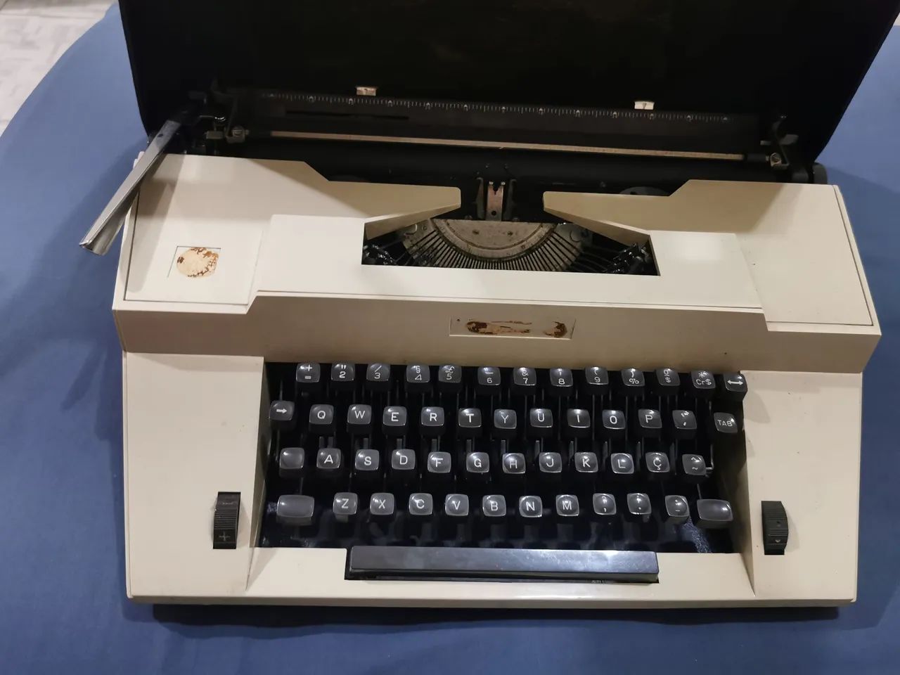 Máquina de escrever antiga manual - com capa e fita - Foto 3