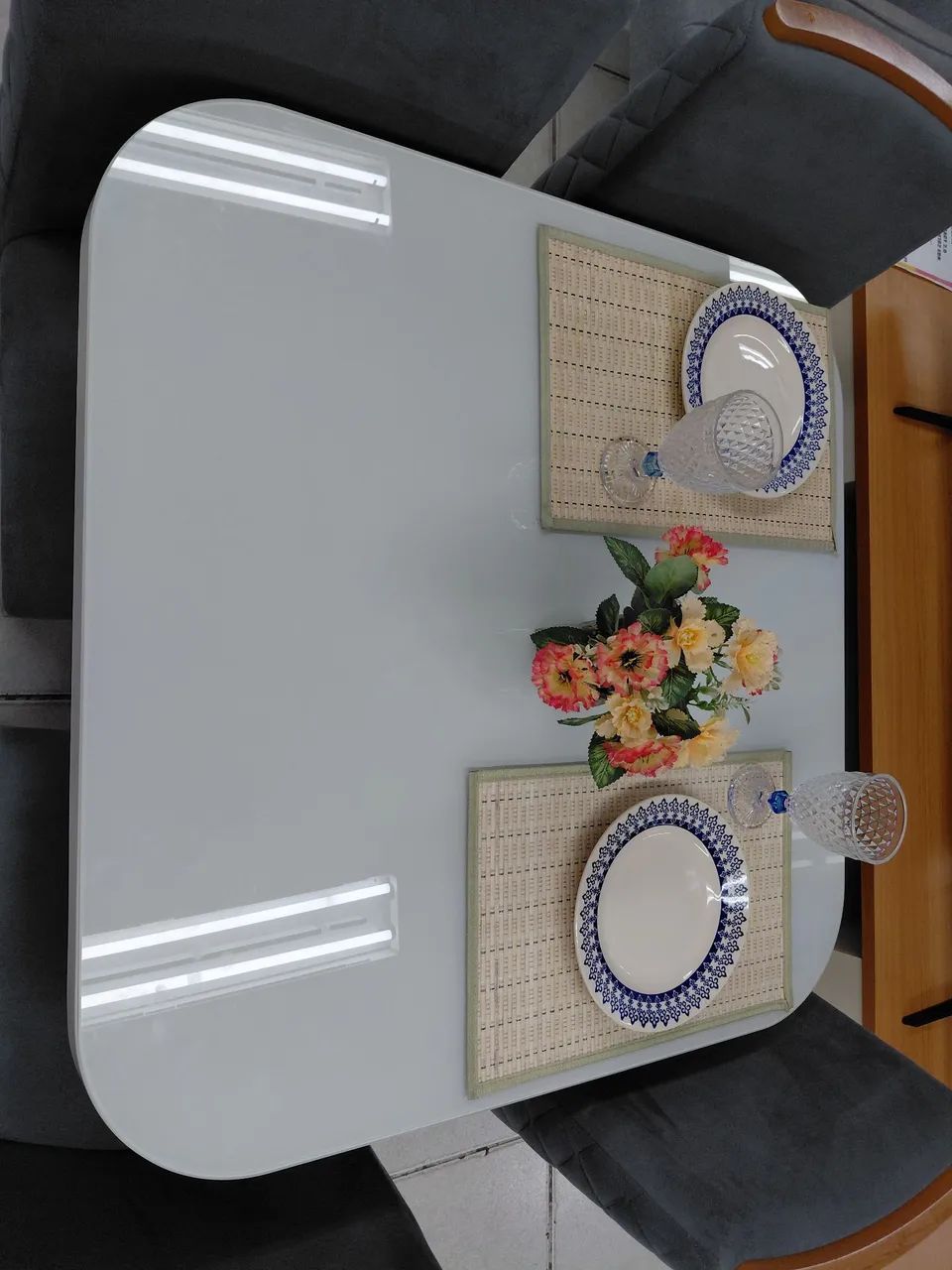 Mesa com Tampo de Vidro com 4 Cadeiras - Foto 3