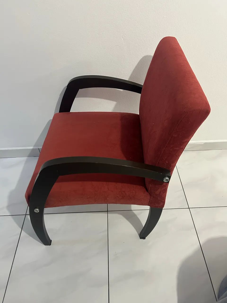Poltronas de madeira com tecido aveludado TENHO DUAS PEÇAS 
