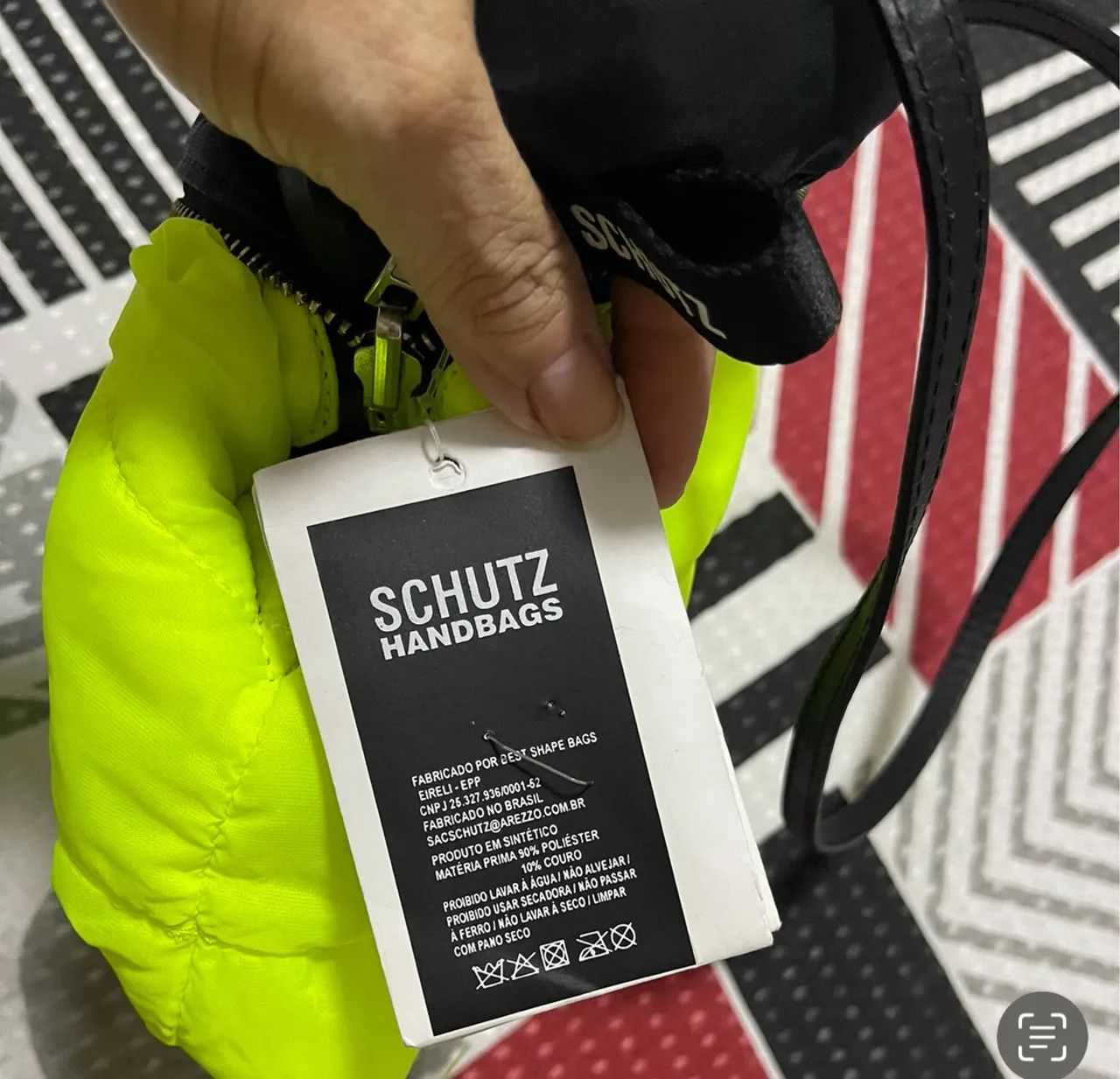 Bolsa Schutz preta em tecido 