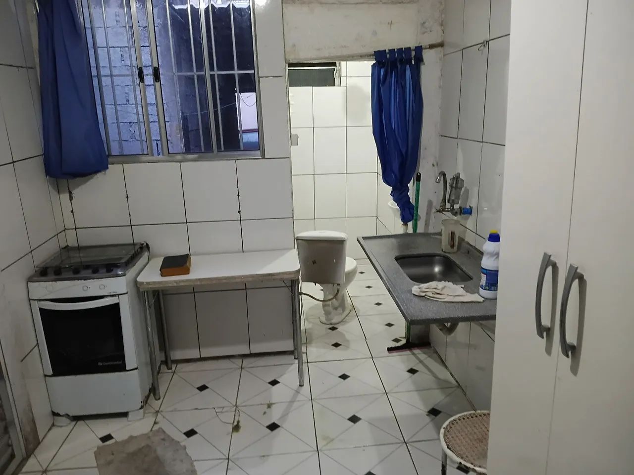 Alugo quarto com banheiro e pia - Foto 4