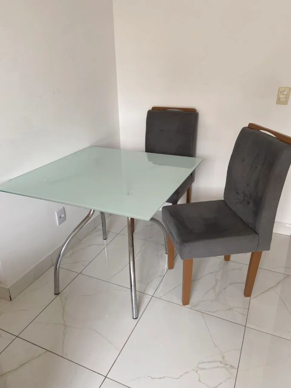 Mesa com duas cadeiras quadrada 1x1m