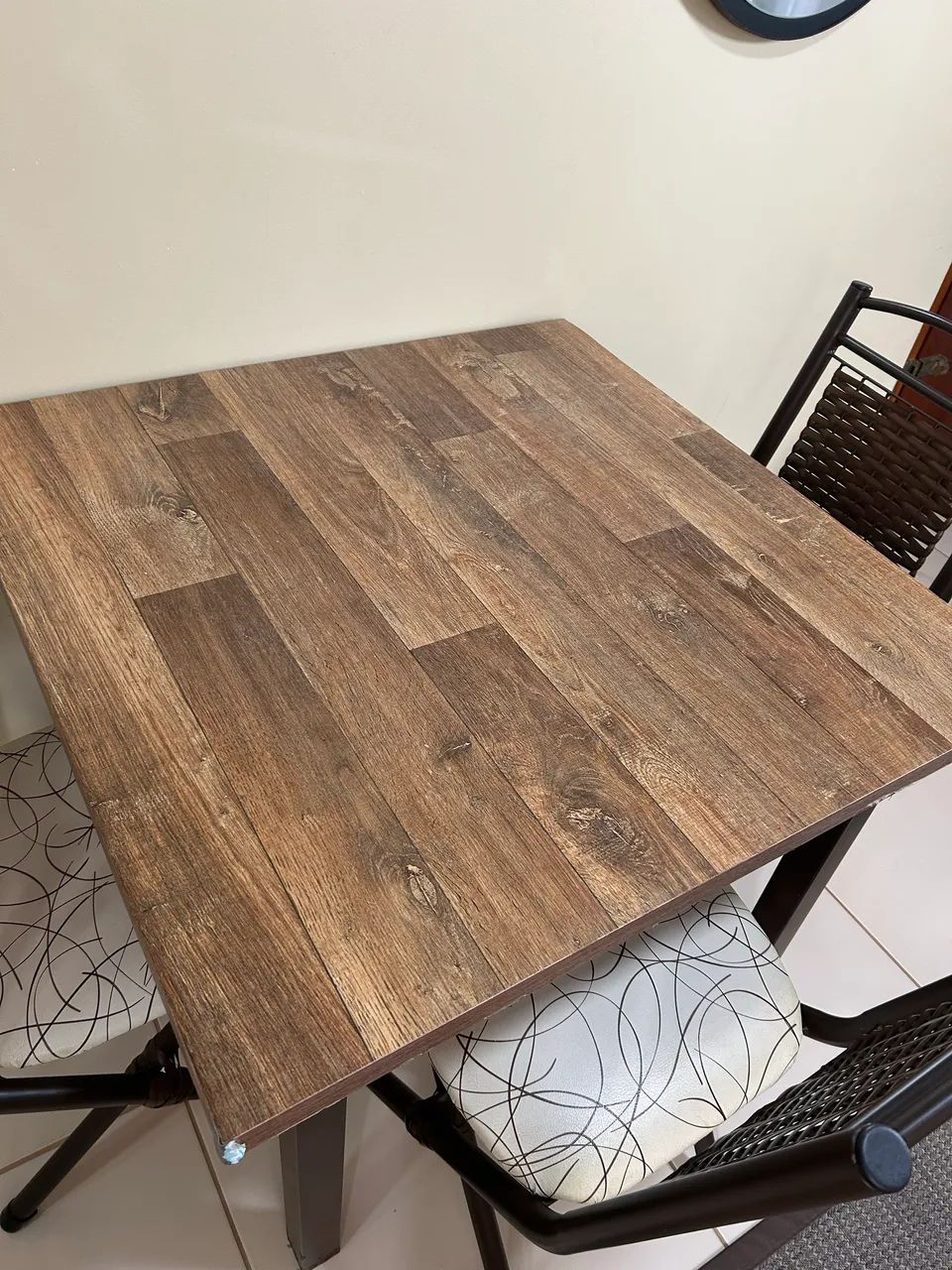 Mesa de jantar + três cadeiras - Foto 4