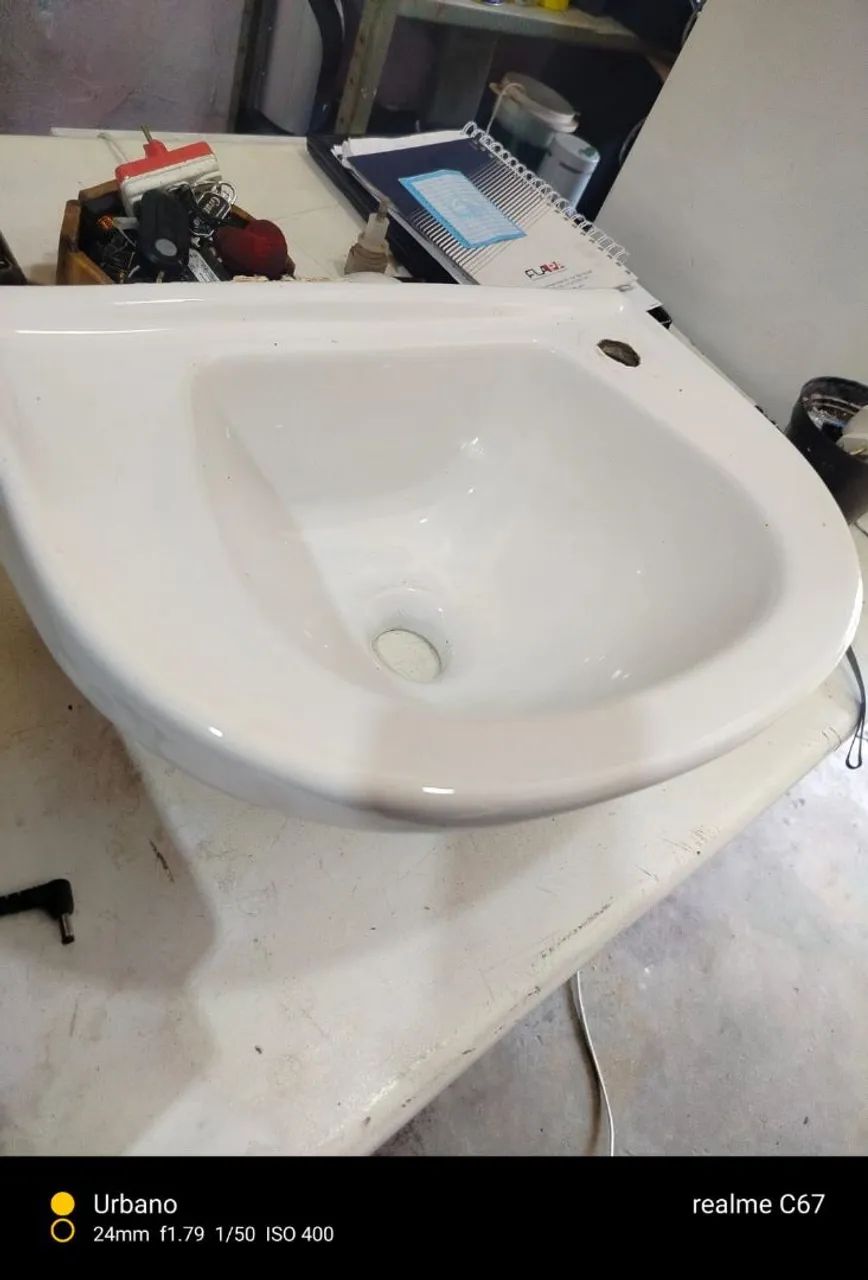 Bathroom sink441139920665978880