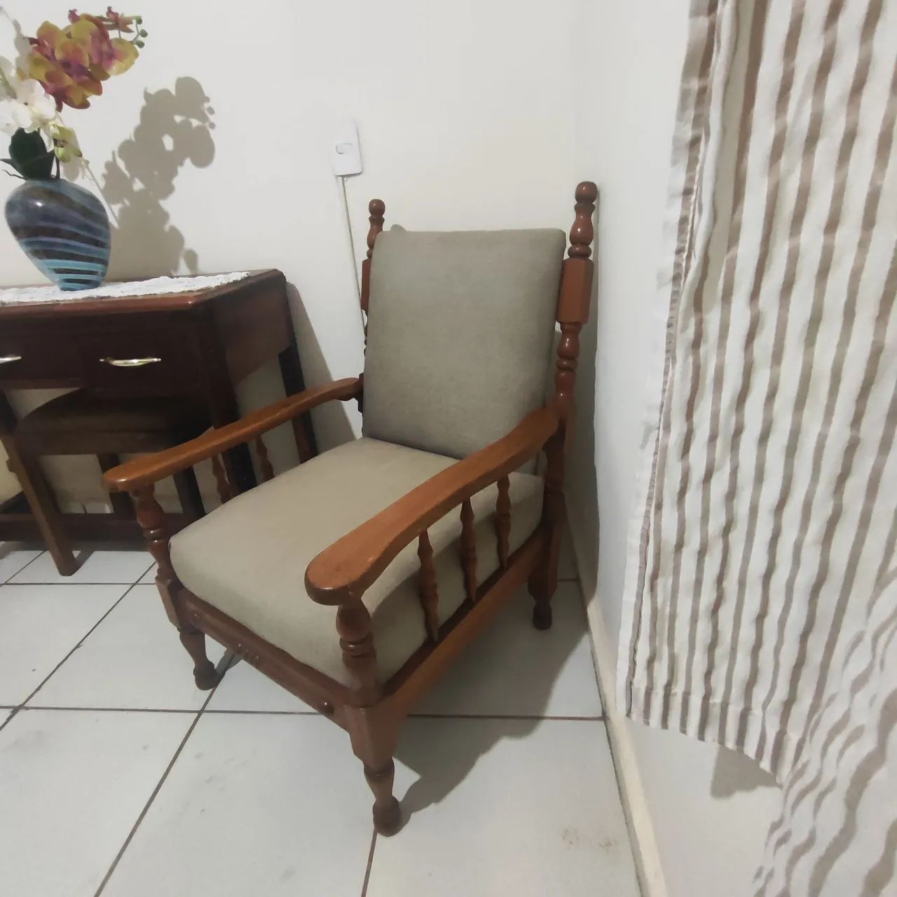 bela poltrona de madeira antiga - Foto 4