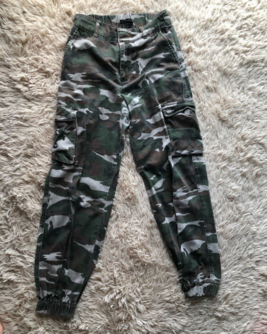 calça camuflada forever 21