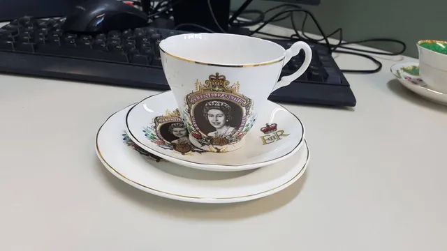 Trio de chá de porcelana inglesa com a rainha Elisabeth II
